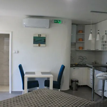 Maximilian Apartment